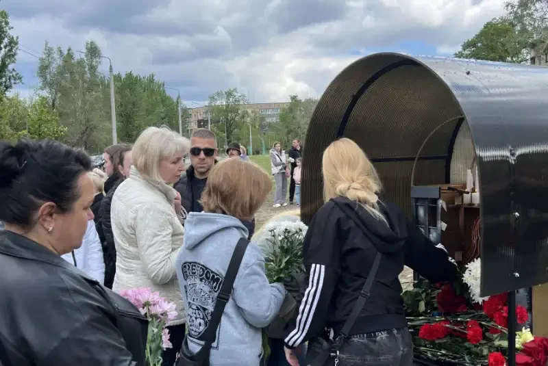 Сльози, молитва і дитячі портрети: у Кривому Розі вшанували жертв трагедії 4 квітня