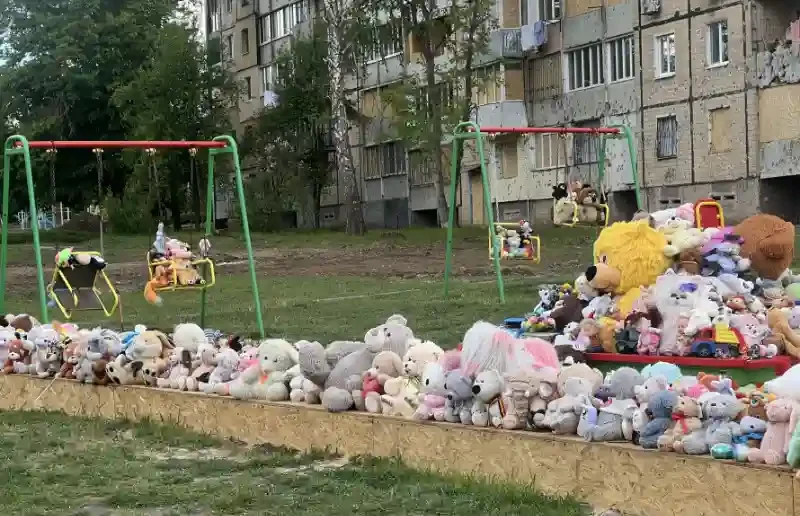 Сльози, молитва і дитячі портрети: у Кривому Розі вшанували жертв трагедії 4 квітня