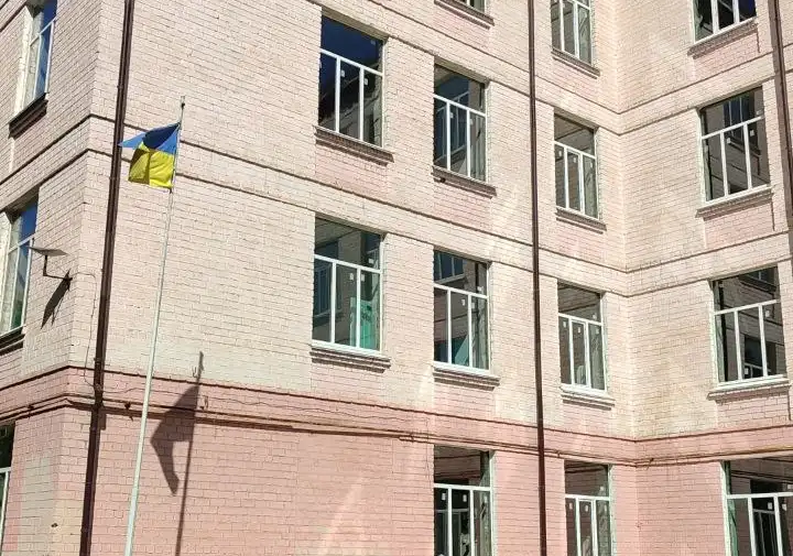 У Кривому Розі після ракетного удару відновили вікна в гімназії №93