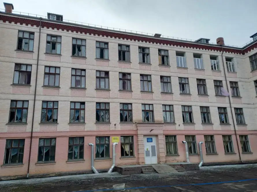 У Кривому Розі після ракетного удару відновили вікна в гімназії №93