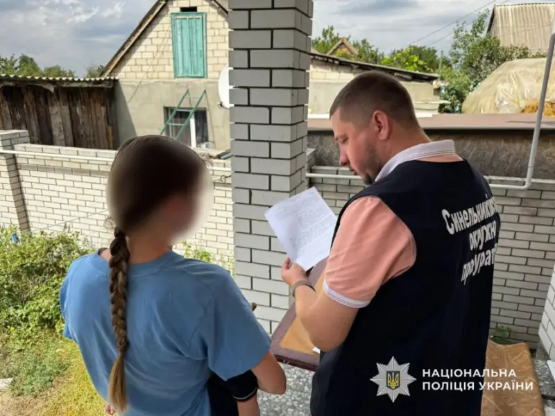 На Дніпропетровщині затримали групу, що продавала фіктивний статус багатодітних батьків для виїзду за кордон