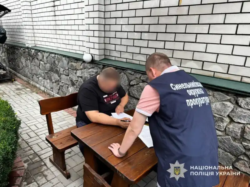 На Дніпропетровщині затримали групу, що продавала фіктивний статус багатодітних батьків для виїзду за кордон